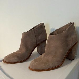 Silent D heeled boots, tan, size 9
